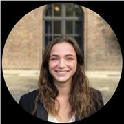 Bonjour, 
Je m'appelle Mathilde, j'ai 21 ans. Je suis d'origine française et je viens vivre à Pamplone pour 5 mois dès septembre. 
Après avoir passé mon Baccalauréat je suis partie un an en Angleterre pour apprendre l'anglais. 
Désormais, j'étudie en écol